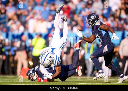 3 dicembre 2023: La safety dei Tennessee Titans Amani Hooker (37) rompe un passaggio lanciato al wide receiver degli Indianapolis Colts Josh Downs (1) durante il primo tempo di una partita NFL tra Indianapolis Colts e Tennessee Titans al Nissan Stadium di Nashville TN Steve Roberts/CSM (Credit Image: © Steve Roberts/CSM via ZUMA Press Wire) Foto Stock