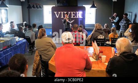 30 ottobre 2023, Rock Rapids, Iowa, Stati Uniti: Entrepreneur and 2024 Republican Presidential candidate Hope VIVEK RAMASWAMY Campaigns at Vande's Bar and Grill a Rock Rapids, Iowa Monday, 30 ottobre 2023. (Immagine di credito: © Jerry Mennenga/ZUMA Press Wire) Foto Stock
