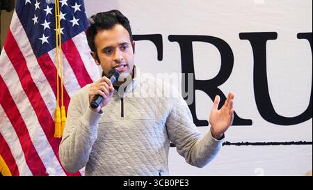 30 ottobre 2023, Sioux Center, Iowa, Stati Uniti d'America: Imprenditore e candidato presidenziale repubblicano del 2024 campagne VIVEK RAMASWAMY al ristorante Pizza Ranch nel Sioux Center, Iowa lunedì 30 ottobre 2023. (Immagine di credito: © Jerry Mennenga/ZUMA Press Wire) Foto Stock