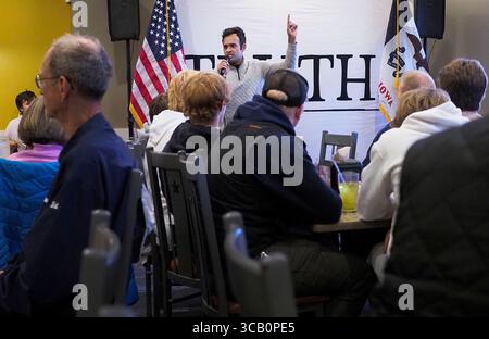 30 ottobre 2023, Sioux Center, Iowa, Stati Uniti d'America: Imprenditore e candidato presidenziale repubblicano del 2024 campagne VIVEK RAMASWAMY al ristorante Pizza Ranch nel Sioux Center, Iowa lunedì 30 ottobre 2023. (Immagine di credito: © Jerry Mennenga/ZUMA Press Wire) Foto Stock