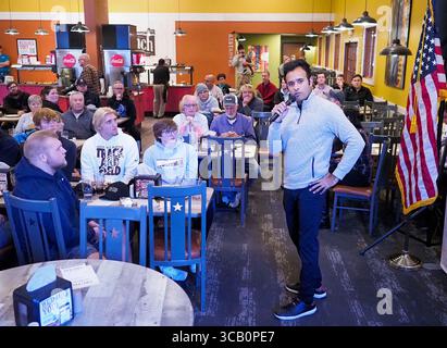 30 ottobre 2023, Sioux Center, Iowa, Stati Uniti d'America: Imprenditore e candidato presidenziale repubblicano del 2024 campagne VIVEK RAMASWAMY al ristorante Pizza Ranch nel Sioux Center, Iowa lunedì 30 ottobre 2023. (Immagine di credito: © Jerry Mennenga/ZUMA Press Wire) Foto Stock