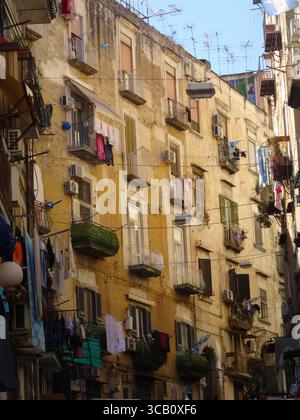 Case in una strada a Napoli in Italia. Napoli è il capoluogo regionale della Campania ed è la terza città più grande d'Italia. Foto Stock
