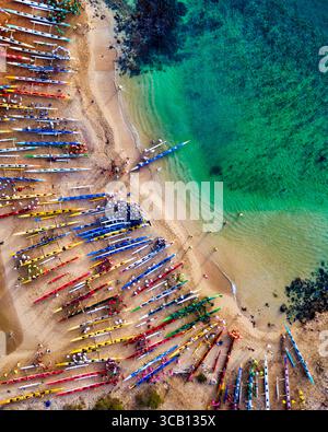 8 ottobre 2017, Hale o Lono Harbor, Hawaii, Stati Uniti: Vista aerea delle canoe sulla spiaggia di Hale o Lono Harbor prima dell'inizio della corsa annuale di canoe Molokai Hoe da Molokai a Oahu...il Molokai Hoe è una corsa annuale di canoe tra le isole di Molokai e Oahu, Hawaii. La gara è uno dei più grandi eventi sportivi annuali delle Hawaii, che attira partecipanti dalle Hawaii e dalla terraferma degli Stati Uniti e a livello internazionale... le canoe utilizzate per la gara sono lunghe circa 40 piedi e larghe circa 2 piedi e pesano circa 400 libbre ciascuna. Ogni canoa è stabilizzata da un ama, un galleggiante lungo 10 piedi collegato t Foto Stock
