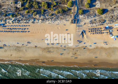 24 settembre 2022, Huelva, Spagna: Veduta aerea degli hotel sulla spiaggia Playa de la Antilla, provincia di Lepe Huelva, Andalusia, Spagna meridionale. ..la spiaggia di la Islantilla situata tra i comuni di Isla Cristina e Lepe ed è un buon equilibrio tra natura e turismo. La spiaggia sabbiosa di poco più di un chilometro e mezzo ha anche una passeggiata costeggiata da ristoranti specializzati in pesce e crostacei. Diversi hotel a 4 stelle si trovano sul fronte spiaggia, come il Puerto Antilla Gran Hotel, l'ambientazione del film ''Campeones'' del regista di Madrid Javier Fesser. (Immagine di credito: © Sergi Reboredo/ZUMA P Foto Stock