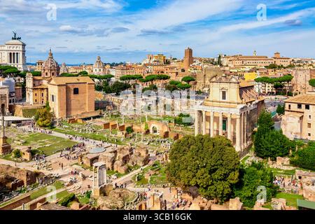 Vista panoramica del foro Romano e dell'altare Romano della Patria a Roma, Italia. Luoghi di interesse famosi in Italia durante le giornate estive di sole. Foto Stock
