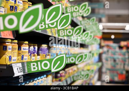 Tappi per scaffali con la scritta Bio in a Grocery Foto Stock