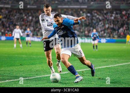 14 dicembre 2023, Varsavia, Polonia: Pawel Wszolek (L) e Vangelis Pavlidis (R) dell'AZ sono visti in azione durante la partita a gironi della UEFA Europa Conference League tra Legia Warszawa e AZ Alkmaar al Marshal Jozef Pilsudski Legia Warsaw Municipal Stadium. Punteggio finale; Legia Warszawa 2:0 AZ Alkmaar. (Immagine di credito: © Mikolaj Barbanell/SOPA Images via ZUMA Press Wire) Foto Stock