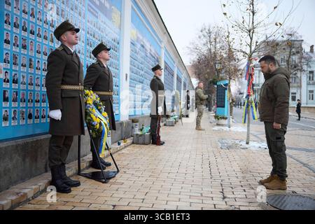 6 dicembre 2023, Kiev, regione di Kiev, Ucraina: Il presidente ucraino Volodymyr Zelenskyy onora i difensori caduti nel giorno delle forze Armate al muro della memoria vicino alla cattedrale di San Michele, il 6 dicembre 2023 a Kiev, Ucraina. (Immagine di credito: © Pool /Ukrainian Presidentia/Planet Pix via ZUMA Press Wire) Foto Stock