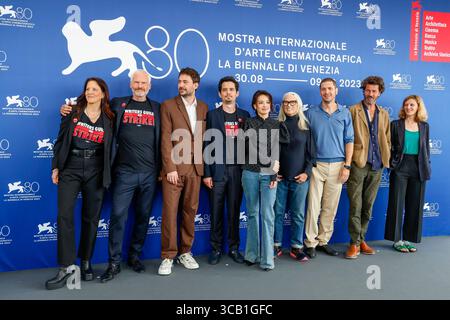 30 agosto 2023: Laura Poitras, Martin McDonagh, Saleh Bakri, Damien Chazelle, Shu Qi, Jane Campion, Gabriele Mainetti, Santiago Mitre e mia Hansen-Love posano al photocall della 80esima Mostra Internazionale d'Arte cinematografica di Venezia al Palazzo del Casino al Lido di Venezia, Italia, il 30 agosto 2023. Foto: Alec Michael (immagine di credito: © Alec Michael via ZUMA Press) Foto Stock