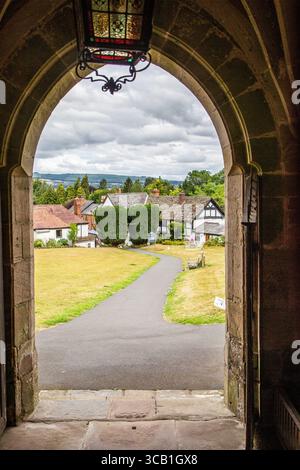 Vista dalla porta nel portico della Chiesa di Santa Maria Vergine nel villaggio Herefordshire di Pembridge, Inghilterra Foto Stock
