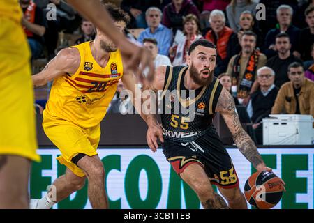 29 dicembre 2023, Monaco, Monaco: Giocatore di Monaco #55 Mike James e giocatore di Barcellona #20 Nicolas Laprovittola visto in azione durante la partita tra AS Monaco e FC Barcelona alla Salle Gaston-Medecin per il 17 ° round dell'Eurolega Turkish Airlines. Punteggio finale: AS Monaco 91-71 FC Barcelona. (Immagine di credito: © immagini Laurent Coust/SOPA tramite ZUMA Press Wire) Foto Stock