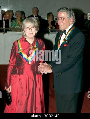 4 dicembre 2005, Washington, District of Columbia, USA: Kennedy Center onorati da Tony Bennett, Right, e Julie Harris, Left arrivano per il 2005 Kennedy Center Honors registrato al John F. Kennedy Center for the Performing Arts di Washington, D.C. domenica 4 dicembre 2005. I 2005 premiati sono Tony Bennett, Suzanne Farrell, Julie Harris, Robert Redford e Tina Turner (Credit Image: © Ron Sachs/CNP via ZUMA Press Wire) Foto Stock
