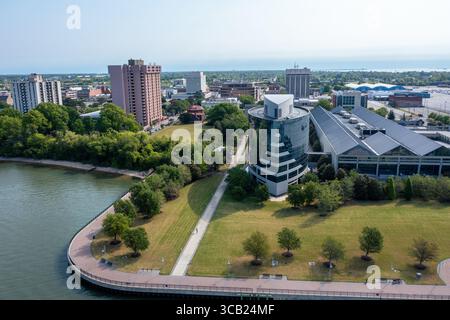 Newport News Virginia - 1 maggio 2022: Veduta aerea del Victory Landing Park e del centro di Newport News visti dall'acqua Foto Stock