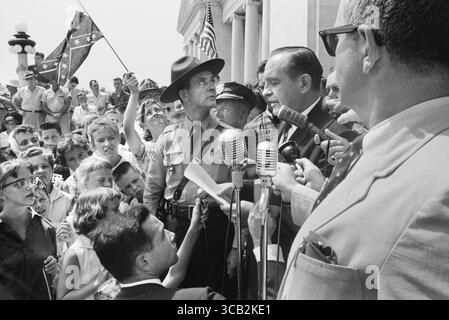 Il governatore dell'Arkansas Orval Faubus parla alla folla, uno con bandiera confederata, si è riunito presso il Campidoglio dello Stato dell'Arkansas per protestare contro l'integrazione della Central High School, Little Rock, Arkansas, USA, John T. Bledsoe, U.S. News & World Report Magazine Photography Collection, 20 agosto 1959 (Credit Image: © JT Vintage via ZUMA Press Wire) Foto Stock