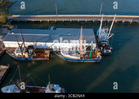 Hampton Virginia - 17 aprile 2022: Veduta aerea dall'alto verso il basso di Un peschereccio commerciale attraccato ad Hampton Virginia Foto Stock