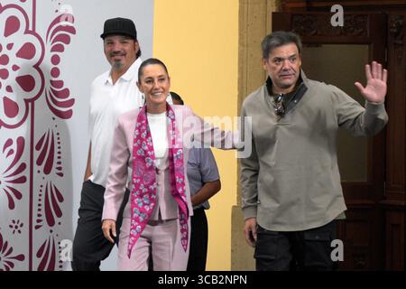Il presidente messicano Claudia Sheinbaum Pardo, accompagnato da René Orlando MartÃ-nez e Ricardo Javier MuÃ±Oz membri della band messicana Intocable che partecipano a un briefing sul piano Messico, al Palazzo Nazionale. Il 7 agosto 2025 a città del Messico, Messico. (Credit Image: © Luis Barron/eyepix via ZUMA Press Wire) SOLO PER USO EDITORIALE! Non per USO commerciale! Foto Stock
