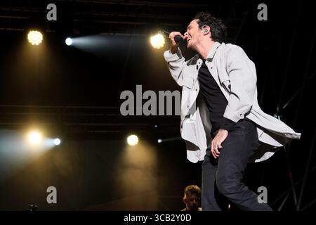 7 agosto 2023, Pescara, Italia: Il cantante italiano Alberto cotta Ramusino, alias Tananai, si esibisce in concerto con il suo 'Live 2023 - Festival' durante lo Zoo Music Fest di Pescara. (Immagine di credito: © Elena Vizzoca/SOPA Images via ZUMA Press Wire) Foto Stock
