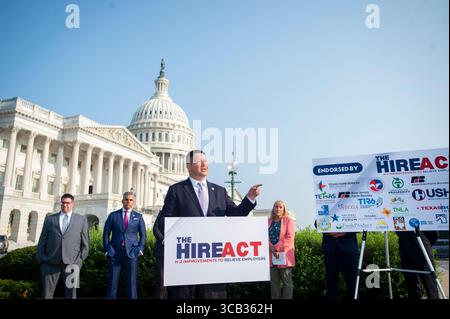 18 luglio 2023, Washington, District of Columbia, USA: Il rappresentante degli Stati Uniti Tony Gonzales (Repubblicano del Texas) presenta osservazioni sull'introduzione del RENT Act presso il Campidoglio degli Stati Uniti a Washington, DC, martedì 18 luglio 2023 (Credit Image: © Rod Lamkey/CNP via ZUMA Press Wire) Foto Stock