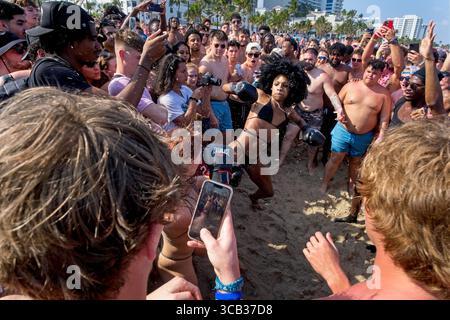 8 marzo 2023, ft. Lauderdale, Florida, Stati Uniti: Una studentessa usa un telefono cellulare per fare una fotografia mentre una giovane donna consegna un calcio di arti marziali ad un altro sulla spiaggia di Fort Lauderdale, Florida, l'8 marzo 2023. Questi giochi aggressivi (un altro coinvolge uno studente che tenta di gestire un calcio oltre un altro) apparentemente sono stati resi popolari sui social media. Gli studenti universitari si sono recati sulle spiagge della Florida meridionale per questa vacanza primaverile di yearâ. Sono state riportate tensioni a Miami Beach, ma i festeggiamenti a Fort Lauderdale sono stati ottimisti e pacifici, senza incidenti importanti finora Foto Stock