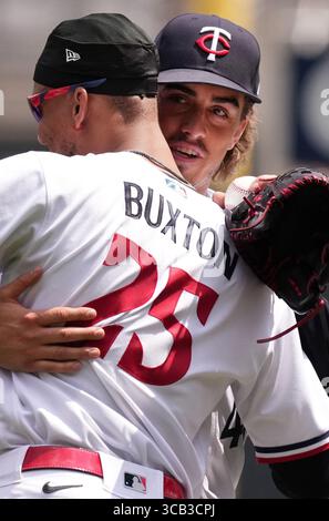 22 giugno 2023, Minneapolis, Minnesota, Stati Uniti: Il lanciatore titolare dei Minnesota Twins Joe Ryan festeggia con il battitore designato Byron Buxton (25) dopo l'uscita finale in una vittoria per 6-0 contro i Boston Red Sox al Target Field giovedì 22 giugno 2023 a Minneapolis. (Immagine di credito: © Anthony Souffle/Minneapolis Star Tribune via ZUMA Press Wire) Foto Stock