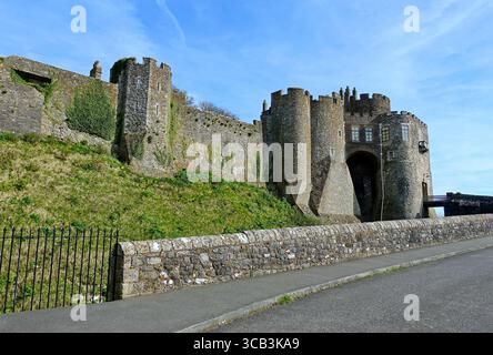 Vista della grandiosa Torre e porta del Constable al Castello di dover, Kent, Inghilterra, Regno Unito Foto Stock