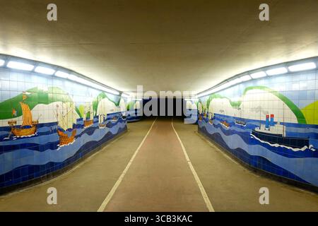 Un passaggio pedonale sotterraneo nella città portuale di dover, decorato con piastrelle in ceramica colorata raffiguranti le vecchie navi dei cinque porti, Kent, Regno Unito Foto Stock