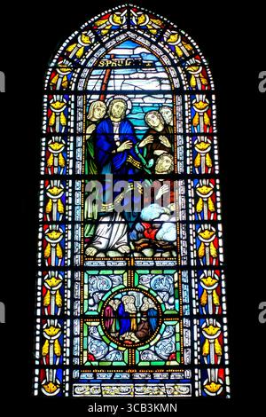 Una vetrata colorata raffigurante San Paolo nell'antica cattedrale di San Magno, l'attrazione principale di Kirkwall nell'arcipelago delle Orcadi Foto Stock