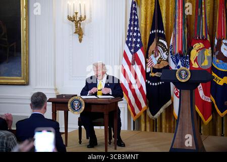 Washington, Stati Uniti. 7 agosto 2025. Il presidente DEGLI STATI UNITI Donald Trump firma un proclama all'evento Purple Heart nella East Room presso la Casa Bianca di Washington, DC, giovedì 7 agosto 2025. Foto di Yuri Gripas/UPI credito: UPI/Alamy Live News Foto Stock