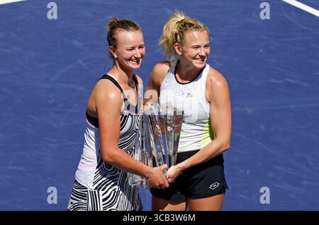 18 marzo 2023 Barbora Krejcikova della Repubblica Ceca, sinistra, e Katerina Siniakova della Repubblica Ceca posano con il trofeo della vincitrice dopo aver vinto la finale di doppio femminile durante il BNP Paribas Open 2023 all'Indian Wells Tennis Garden di Indian Wells, California. Foto obbligatoria: Charles Baus/CSM (immagine di credito: © Charles Baus/CSM via ZUMA Press Wire) Foto Stock