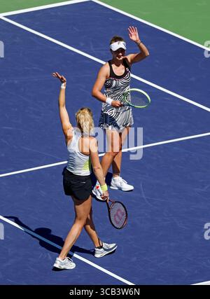 18 marzo 2023 Barbora Krejcikova della Repubblica Ceca e Katerina Siniakova della Repubblica Ceca festeggiano dopo aver vinto la finale di doppio femminile durante il BNP Paribas Open 2023 all'Indian Wells Tennis Garden di Indian Wells, California. Foto obbligatoria: Charles Baus/CSM (immagine di credito: © Charles Baus/CSM via ZUMA Press Wire) Foto Stock