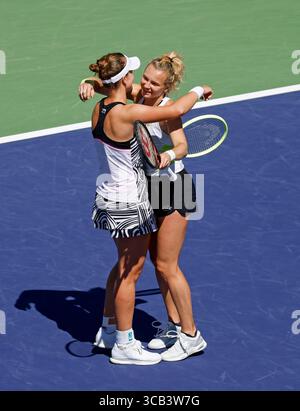 18 marzo 2023 Barbora Krejcikova della Repubblica Ceca, sinistra, e Katerina Siniakova della Repubblica Ceca, destra, celebrano il match point vincente durante la finale di doppio femminile durante il BNP Paribas Open 2023 all'Indian Wells Tennis Garden di Indian Wells, California. Foto obbligatoria: Charles Baus/CSM (immagine di credito: © Charles Baus/CSM via ZUMA Press Wire) Foto Stock