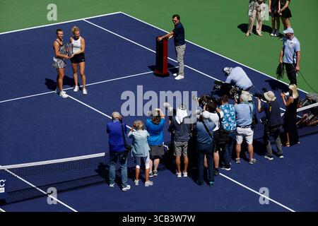 18 marzo 2023 Barbora Krejcikova della Repubblica Ceca, sinistra, e Katerina Siniakova della Repubblica Ceca posano con il trofeo della vincitrice dopo aver vinto la finale di doppio femminile durante il BNP Paribas Open 2023 all'Indian Wells Tennis Garden di Indian Wells, California. Foto obbligatoria: Charles Baus/CSM (immagine di credito: © Charles Baus/CSM via ZUMA Press Wire) Foto Stock