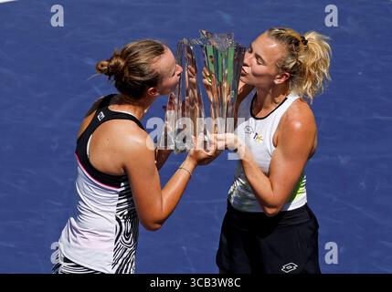18 marzo 2023 Barbora Krejcikova della Repubblica Ceca, sinistra, e Katerina Siniakova della Repubblica Ceca baciano il trofeo della vincitrice dopo aver vinto la finale di doppio femminile durante il BNP Paribas Open 2023 all'Indian Wells Tennis Garden di Indian Wells, California. Foto obbligatoria: Charles Baus/CSM (immagine di credito: © Charles Baus/CSM via ZUMA Press Wire) Foto Stock