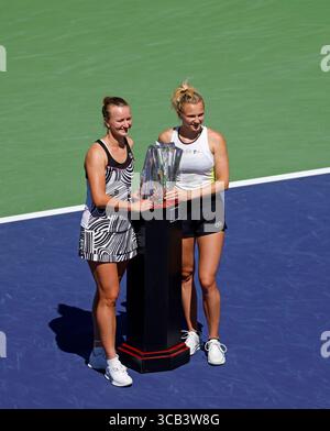 18 marzo 2023 Barbora Krejcikova della Repubblica Ceca, sinistra, e Katerina Siniakova della Repubblica Ceca posano con il trofeo della vincitrice dopo aver vinto la finale di doppio femminile durante il BNP Paribas Open 2023 all'Indian Wells Tennis Garden di Indian Wells, California. Foto obbligatoria: Charles Baus/CSM (immagine di credito: © Charles Baus/CSM via ZUMA Press Wire) Foto Stock