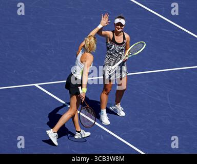 18 marzo 2023 Barbora Krejcikova della Repubblica Ceca e Katerina Siniakova della Repubblica Ceca festeggiano dopo aver vinto la finale di doppio femminile durante il BNP Paribas Open 2023 all'Indian Wells Tennis Garden di Indian Wells, California. Foto obbligatoria: Charles Baus/CSM (immagine di credito: © Charles Baus/CSM via ZUMA Press Wire) Foto Stock
