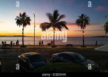 La Paz, BCS, Messico - 30 aprile 2025: Vista al tramonto con i pedoni sul Malecon (passerella sull'oceano) che si estende in tutto il centro di la Paz. Foto Stock