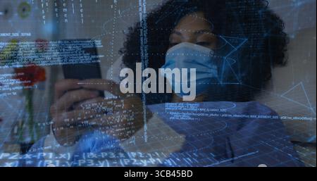 Paziente sdraiato indossando maschera chirurgica che tiene lo smartphone al posto letto dell'ospedale, sovrapposizione digitale Foto Stock