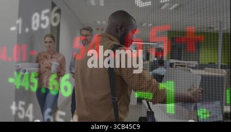 Trio che porta con sé una scatola di cartone, una tazza di caffè nell'area di lavoro dell'ufficio, con copertura per gli adesivi Foto Stock