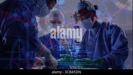 Tre chirurghi che eseguono interventi chirurgici in sala operatoria, con sovrapposizioni olografiche di DNA e pinzette Foto Stock