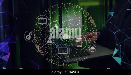 Con un laptop, un professionista IT coreano che mostra nodi e icone di rete in uno studio con illuminazione verde Foto Stock