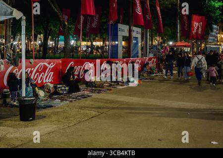 17 luglio 2023, Asuncion, Paraguay: Donne e bambini indigeni vendono i loro oggetti d'artigianato durante la fredda notte di 13 gradi Celsius all'Expo MRA (Fiera Internazionale del bestiame, dell'industria, dell'agricoltura, del commercio e dei servizi) a Mariano Roque Alonso, nella periferia di Asuncion, Paraguay. (Immagine di credito: © Andre M. Chang/ZUMA Press Wire) Foto Stock