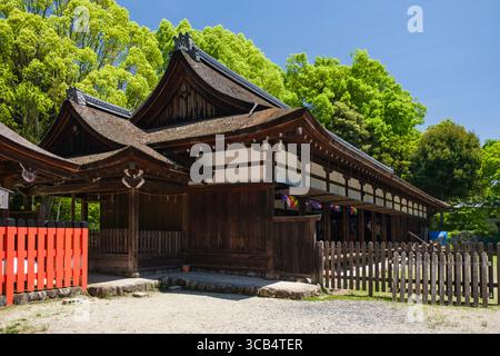 Un tradizionale tempio giapponese sorge graziosamente circondato da una vivace vegetazione verde sotto un cielo azzurro, Kyoto, Giappone Foto Stock