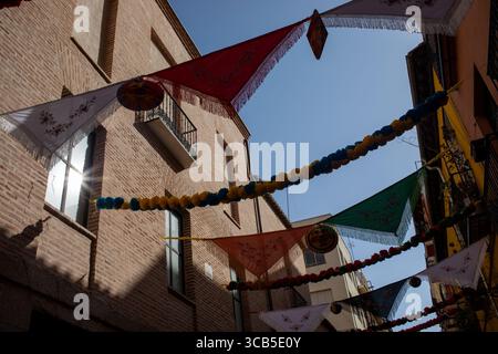 Madrid, Spagna. 7 agosto 2025. I tradizionali scialli di Madrid adornano la via Oso durante le feste patronali di San Cayetano a Madrid, tradizionalmente celebrati insieme a quelli di San Lorenzo e la Paloma nel quartiere Lavapies nel centro della città. Credito: SOPA Images Limited/Alamy Live News Foto Stock