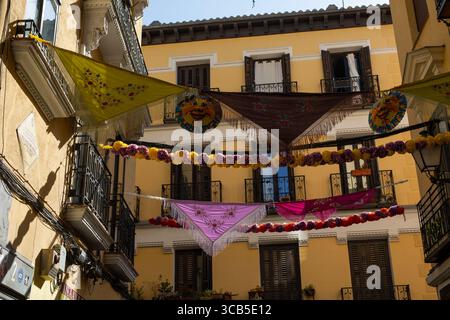 Madrid, Spagna. 7 agosto 2025. I tradizionali scialli di Madrid adornano la via Oso durante le feste patronali di San Cayetano a Madrid, tradizionalmente celebrati insieme a quelli di San Lorenzo e la Paloma nel quartiere Lavapies nel centro della città. Credito: SOPA Images Limited/Alamy Live News Foto Stock