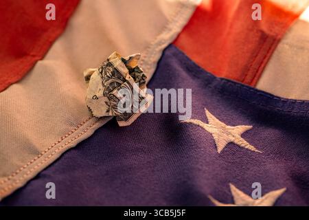 Primo piano della valuta statunitense che simboleggia le questioni economiche nazionali e la volatilità del mercato. Foto Stock