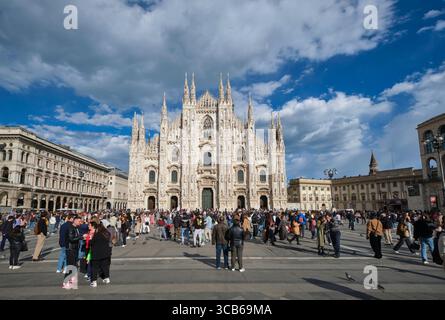 Vista sulla piazza della facciata anteriore in una giornata soleggiata e limpida con un cielo blu da sogno e nuvole bianche e soffici. Al Duomo di Milano, Italia. Foto Stock