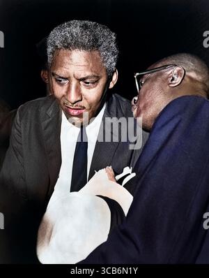 29 settembre 2023, New York City, New York, USA: Bayard Rustin (1912-1987), attivista statunitense per i diritti civili, ritratto a mezza lunghezza, ascolto di un uomo non identificato, Stanley Wolfson, New York World-Telegram e The Sun Newspaper Photograph Collection, 1964 (Credit Image: © JT Vintage via ZUMA Press Wire) Foto Stock