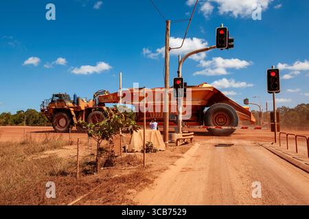 enorme camion minerario di ferro ruota che passa i semafori enorme strada di scarico paesaggio veicolo azione nuvoloso weipa penisola di cape york queensland australia Foto Stock