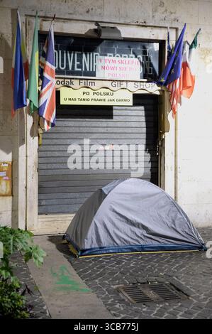 10 dicembre 2023, città del Vaticano, Stato della città del Vaticano: I senzatetto e i poveri hanno allestito tende nelle piazze adiacenti a Piazza San Pietro durante il periodo natalizio nella città del Vaticano. (Immagine di credito: © Marcello Valeri/ZUMA Press Wire) Foto Stock