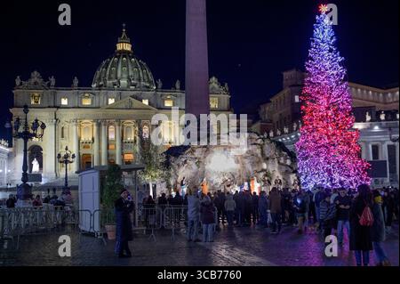 10 dicembre 2023, città del Vaticano, Stato della città del Vaticano: Il presepe a grandezza naturale, ispirato al primo presepe creato a Greccio da San Francesco nel 1223, con accanto il grande albero di Natale alto 28 metri e sullo sfondo la Basilica di San Pietro in Piazza San Pietro durante il periodo natalizio in città del Vaticano (immagine di credito: © Marcello Valeri/ZUMA Press Wire) Foto Stock